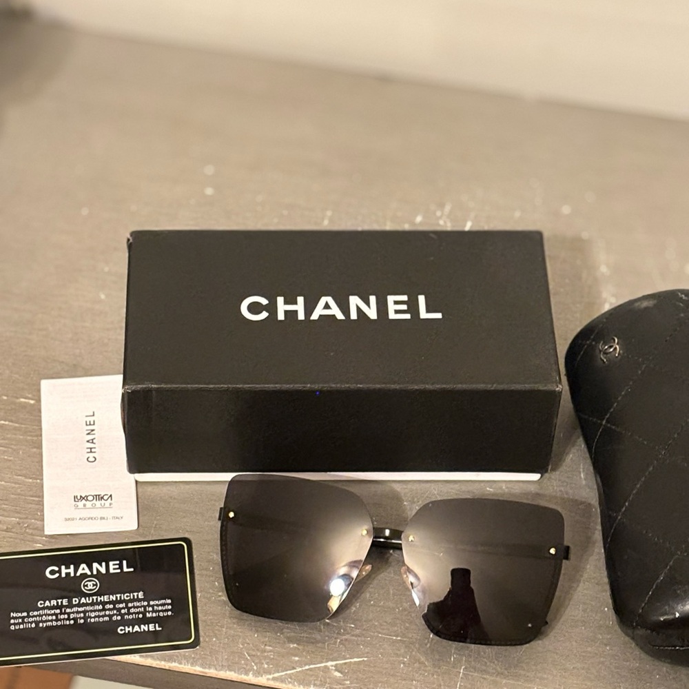 CHANEL Elegant Black Sunglasses
